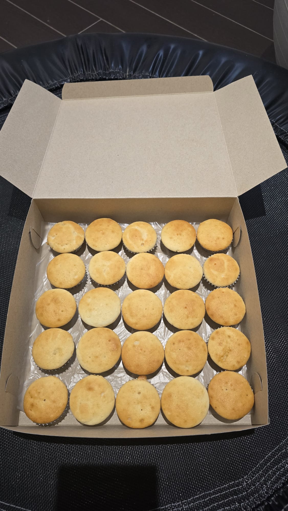 Box of 25 mini cupcakes without frosting Box of 25 mini cupcakes without frosting