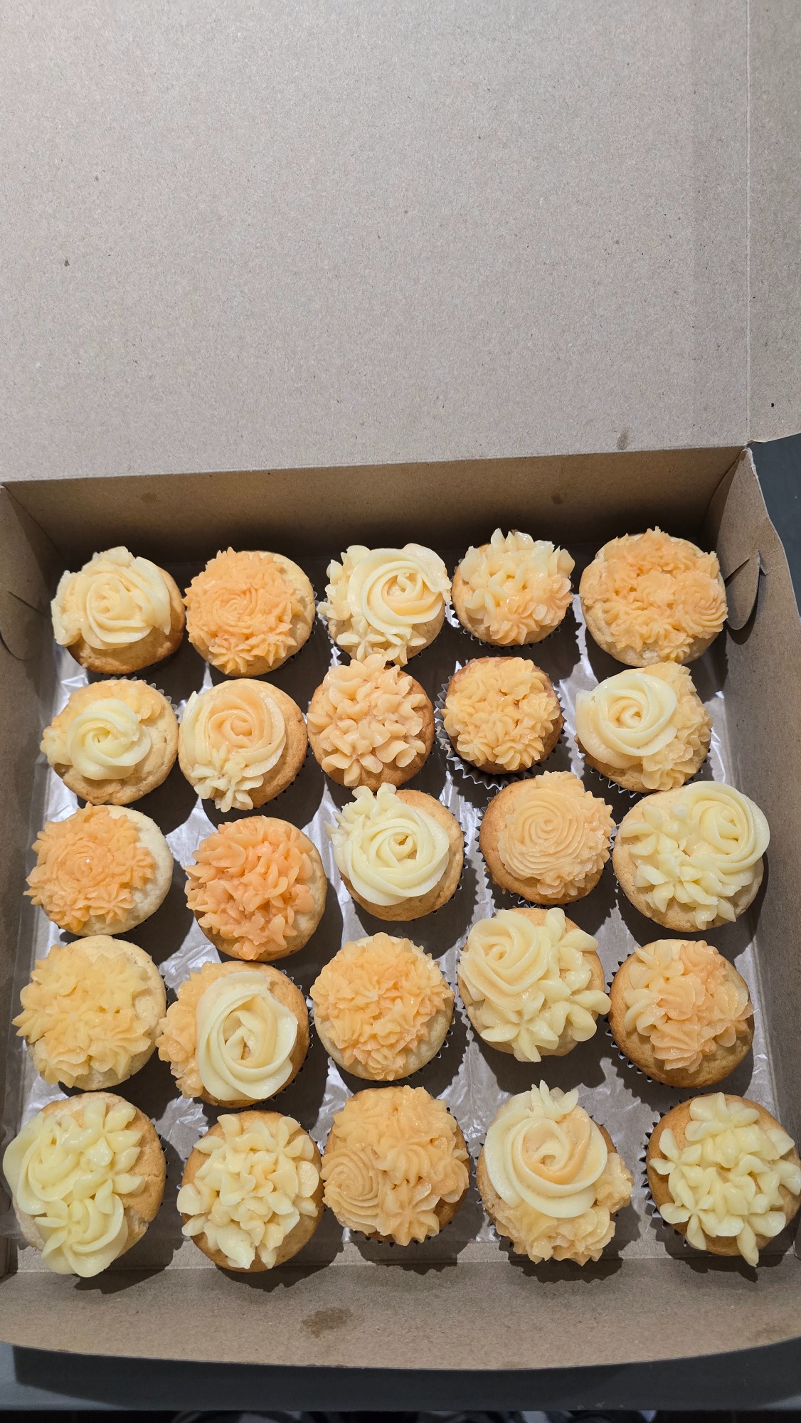 25 peach mini cupcakes 25 peach mini cupcakes